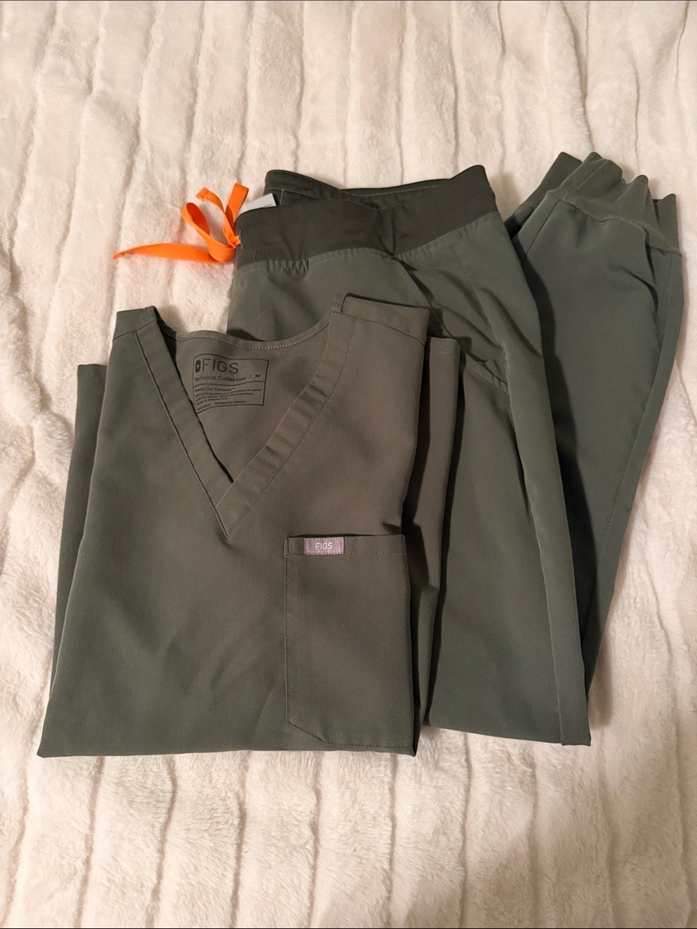 Figs Women’s Moss Zamora Jogger and Catarina Scrub Top Set